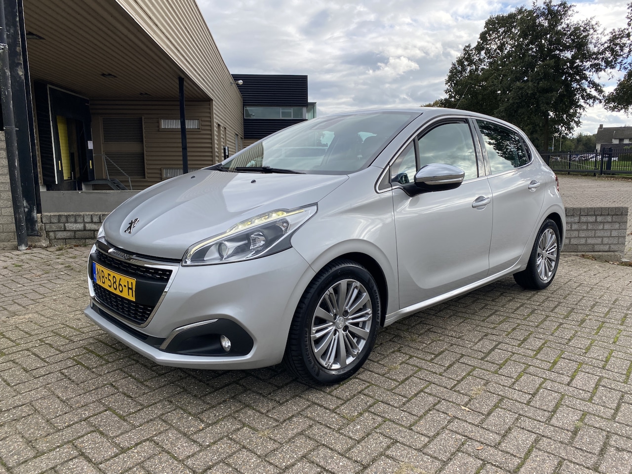 Peugeot 208 - 1.2 PureTech Allure 5 Deurs [ panoramadak,leer,fm navi,lmv,ecc,cruise ] - AutoWereld.nl