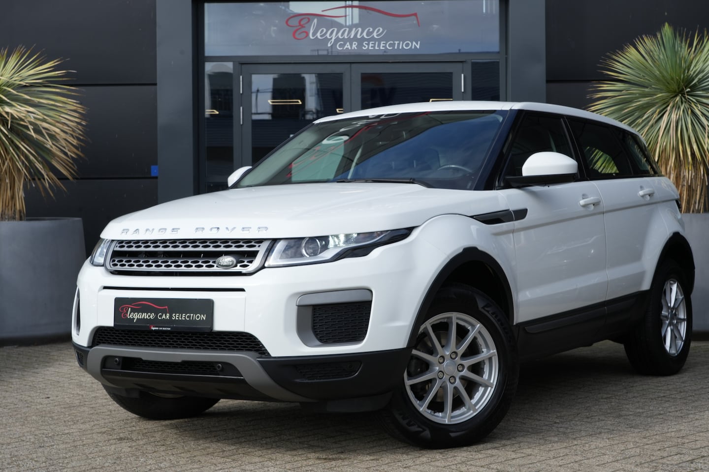 Land Rover Range Rover Evoque - 2.0 eD4 Urban Series Pure 150pk Panoramadak/ Navigatie/ Camera - AutoWereld.nl