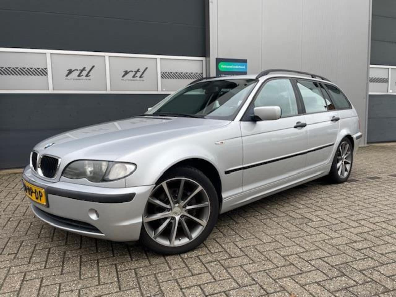 BMW 3-serie Touring - 316i Black&Silver II | airco | 17" LM | Trekhaak | APK nieuw - AutoWereld.nl