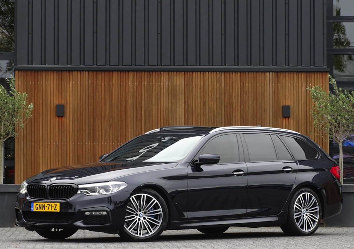 BMW 5-serie Touring - 530d TwinTurbo 266PK / Individual / M-Sport / LED - AutoWereld.nl