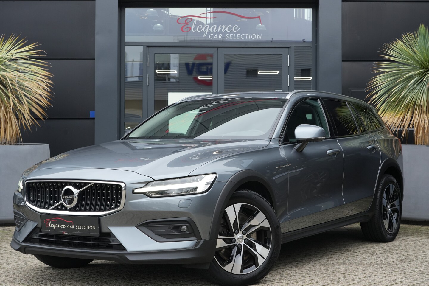 Volvo V60 Cross Country - 2.0 B5 AWD Pro 250pk Panoramadak/Stoelverwarming/Camera - AutoWereld.nl