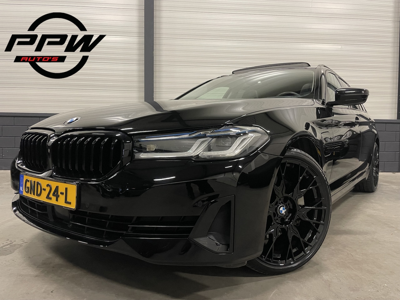 BMW 5-serie Touring - 530e xDrive BLACK PANO/HEAD-UP/H&K/20"/LASER/VENTILATIE+MEMORY/360CAMERA/ACC/DISPLAYKEY/ST - AutoWereld.nl