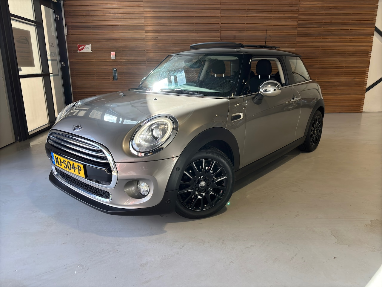 MINI Cooper - Mini 1.5 Chili Business | NL-auto | 1e Eigenaar | PANO | Camera | Ambient | Full LED | Cru - AutoWereld.nl