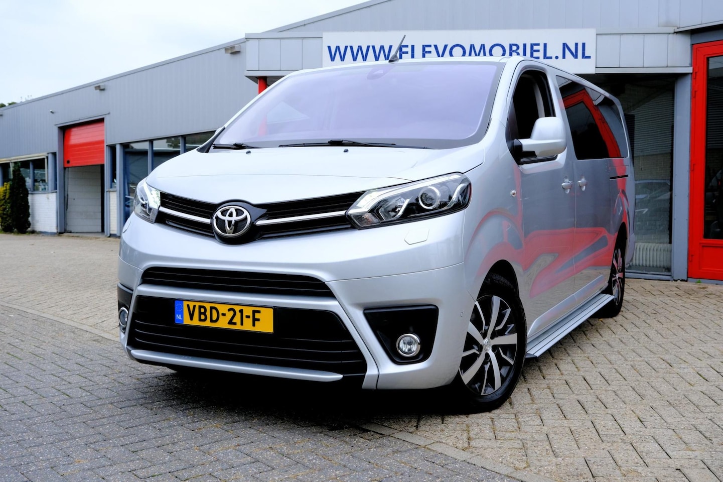 Toyota PROACE Long Worker - 2.0 D-4D 177pk Dynamic DC 5-pers Aut. Pano|Leder|Schuifd L+R|LMV - AutoWereld.nl