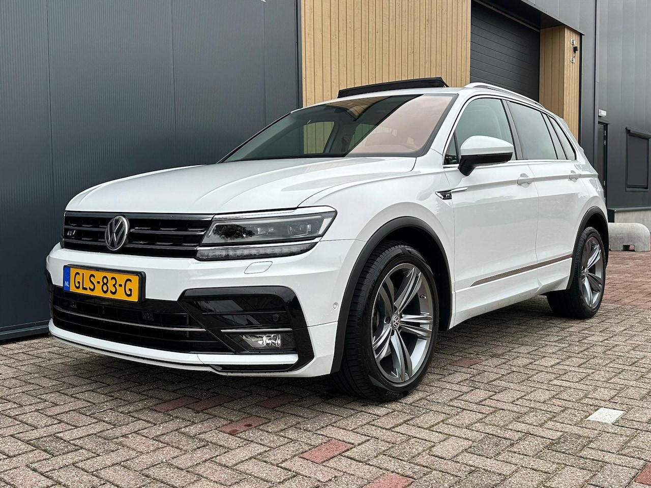 Volkswagen Tiguan - 2.0 TSI 180pk 4Motion DSG Highline/R-line | Virtual Cockpit | Stoelverwarming | Carplay/An - AutoWereld.nl