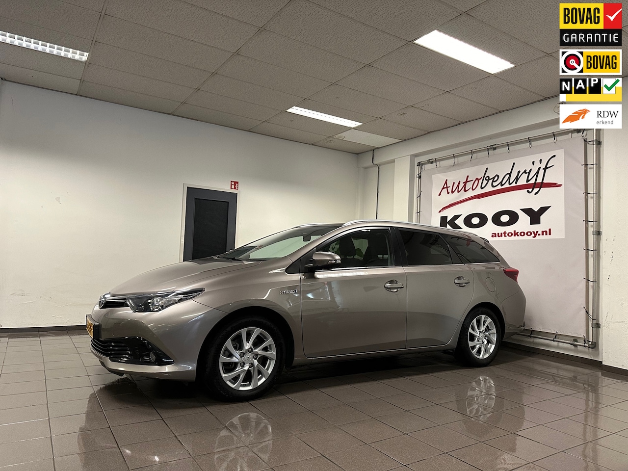 Toyota Auris Touring Sports - 1.8 Hybrid Lease * Panoramadak / Navigatie / Camera / NL Auto * - AutoWereld.nl