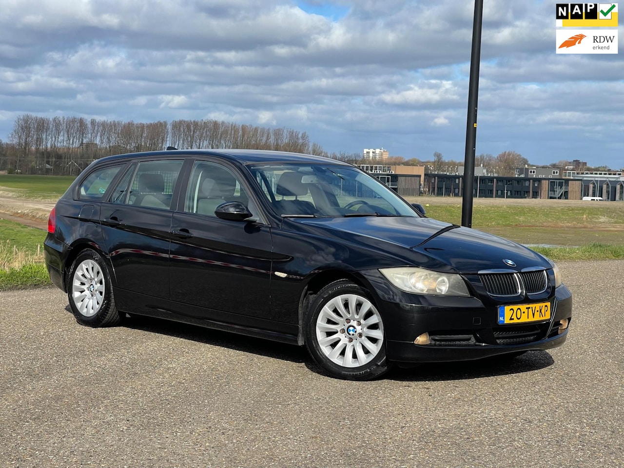 BMW 3-serie Touring - 318i Business Line Airco/Navi/Stuurbed/Lmv/Nap/Boekjes - AutoWereld.nl