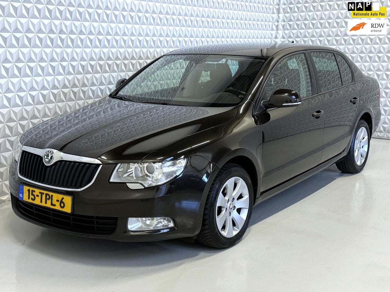 Skoda Superb - 1.4 TSI Greentech Active Business Line 1.4 TSI Greentech Active Business Line (2012) - AutoWereld.nl