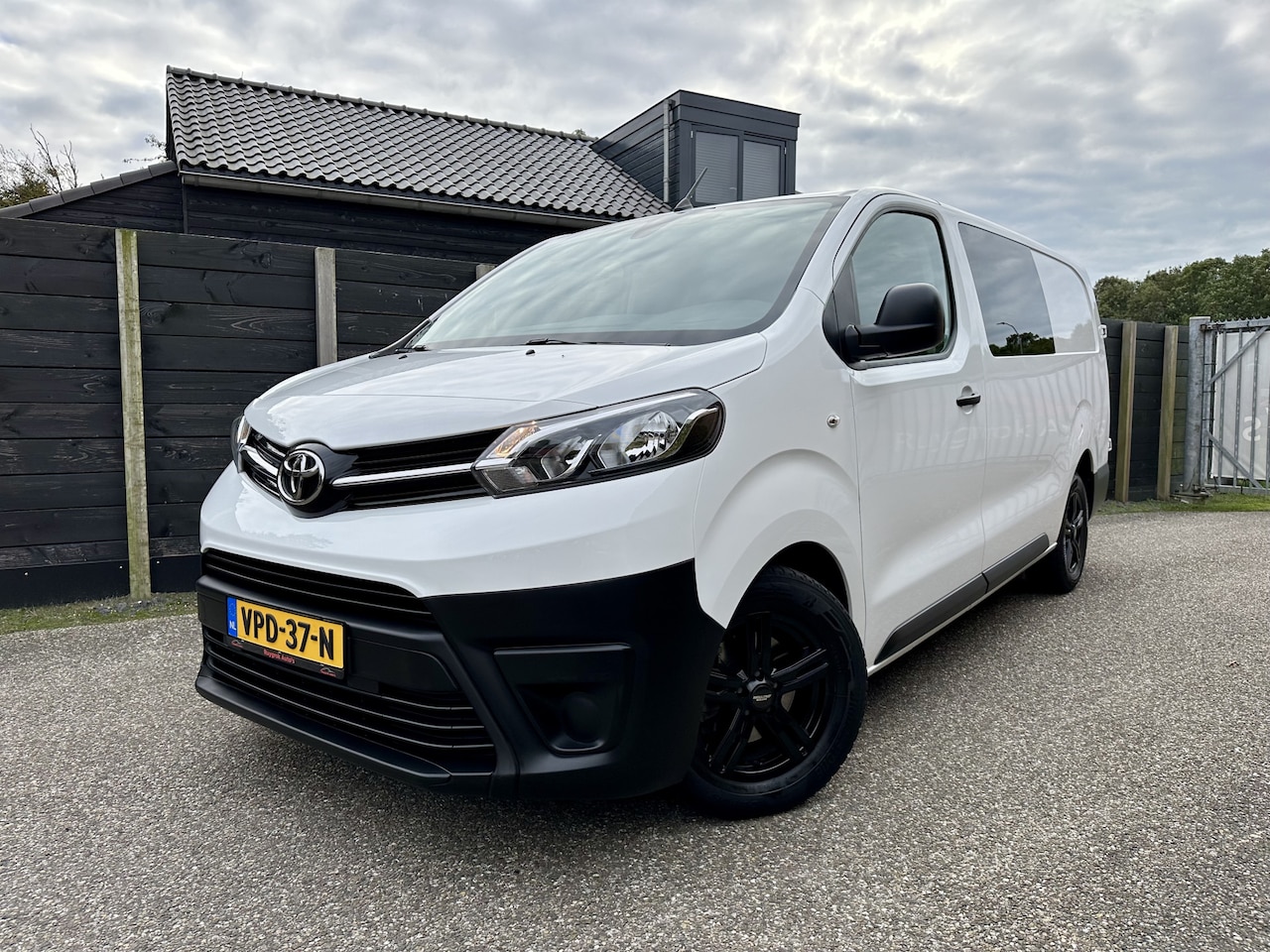 Toyota ProAce Worker - 2.0 D-4D Live DC 2.0 D-4D Live DC NL-auto, 6 pers - AutoWereld.nl