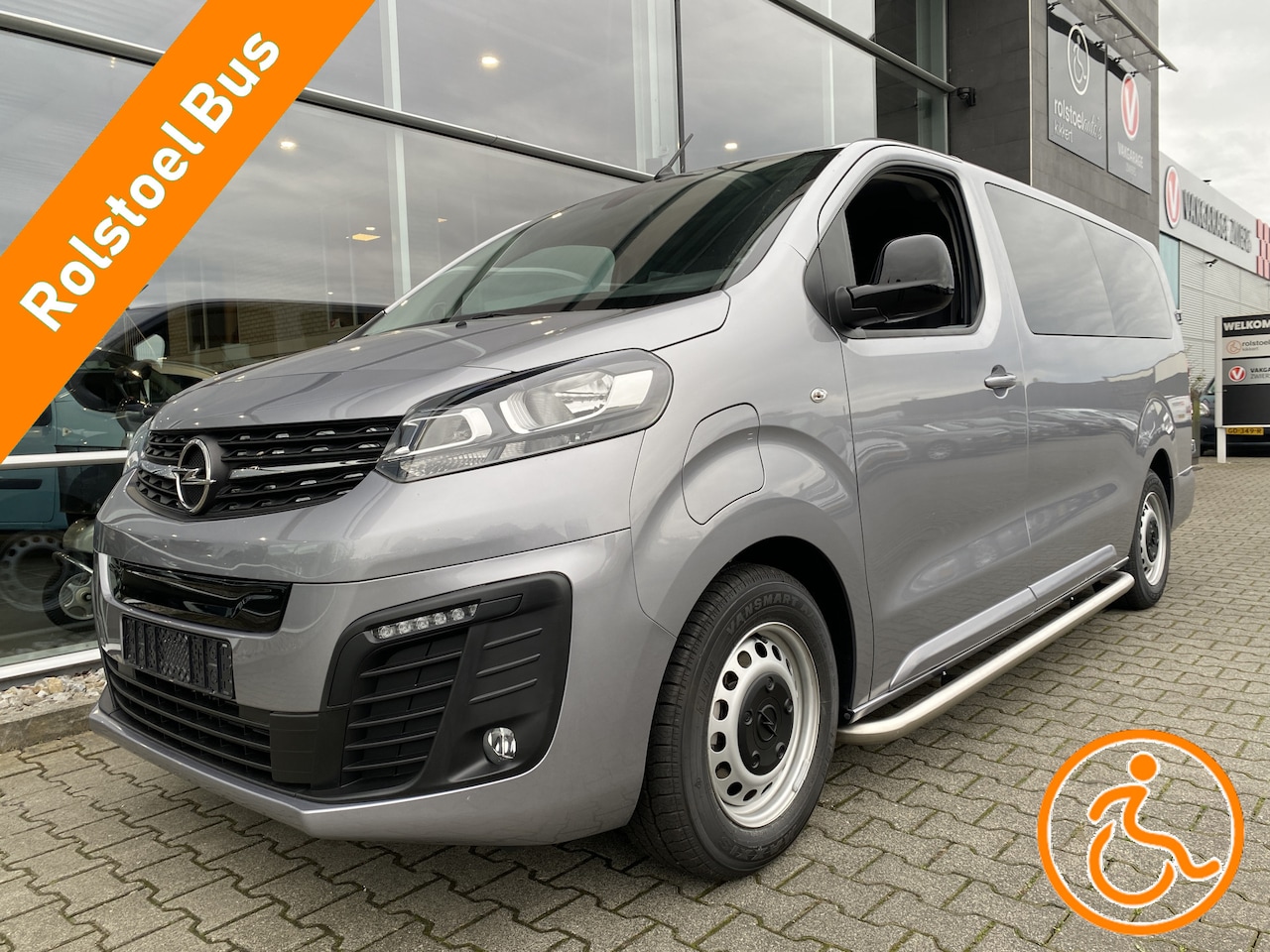 Opel Vivaro-e Combi - 5+1 Rolstoelbus L3H1 75 kWh (Zo goed als nieuwe en volledig elektrische 5+1 Rolstoelbus!) - AutoWereld.nl