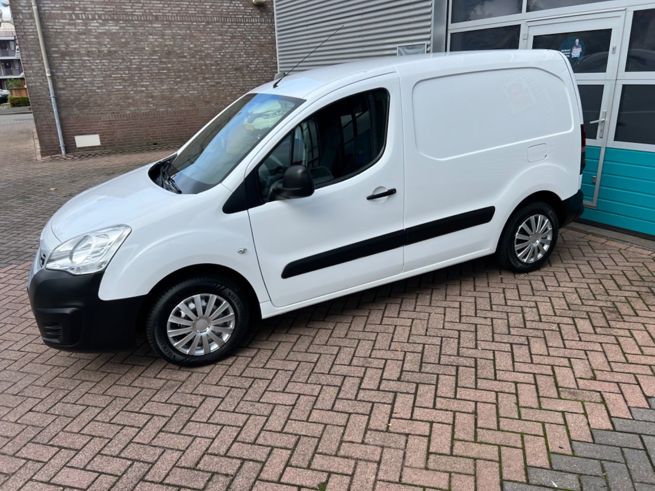 Peugeot Partner - GB 120 L1 1.6 BlueHDi 75pk 2-zits Premium - AutoWereld.nl