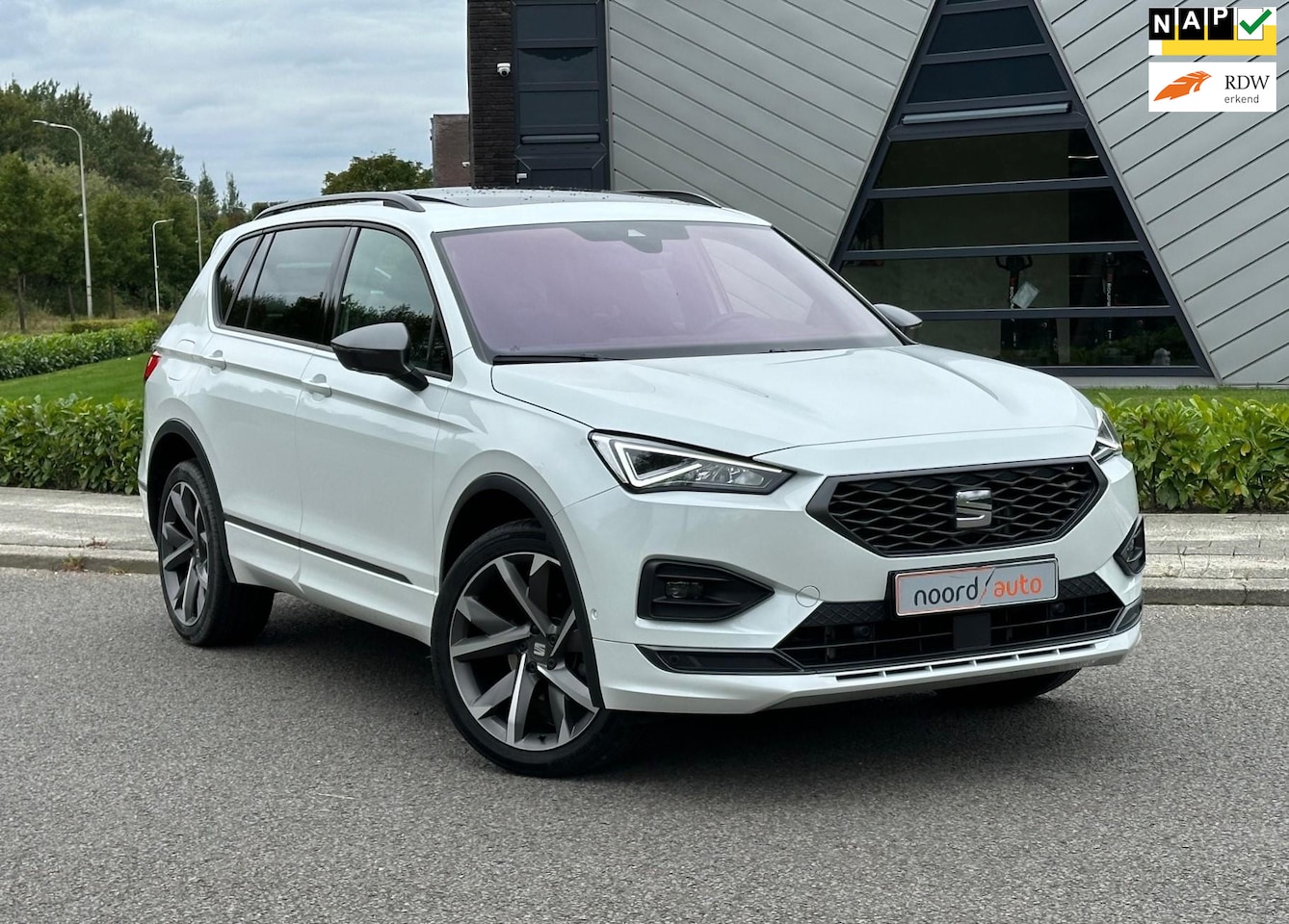 Seat Tarraco - 1.5 TSI FR Business Intense | PANO | Clima | LED | Trekhaak | - AutoWereld.nl