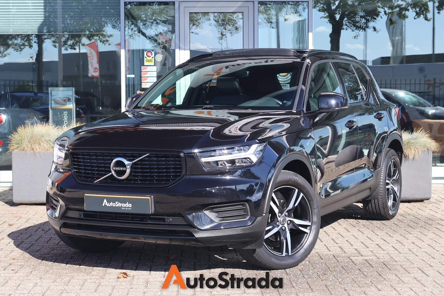 Volvo XC40 - T3 163pk R-Design Geartronic Pano | Stoelverwarming | Leder | 1e eigenaar - AutoWereld.nl