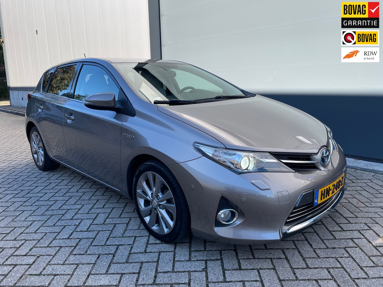 Toyota Auris - 1.8 Hybrid Executive / Navigatie / Stoelverwarming - AutoWereld.nl