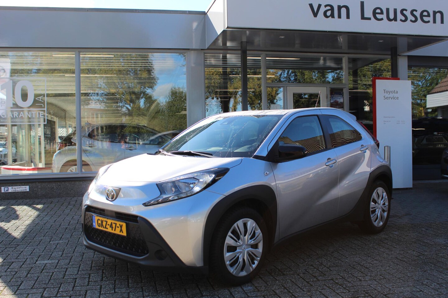 Toyota Aygo X - 1.0 VVT-i MT PLAY AD-CRUISE APPLE/ANDROID DAB CAMERA AIRCO EL-RAMEN & SPIEGELS - AutoWereld.nl