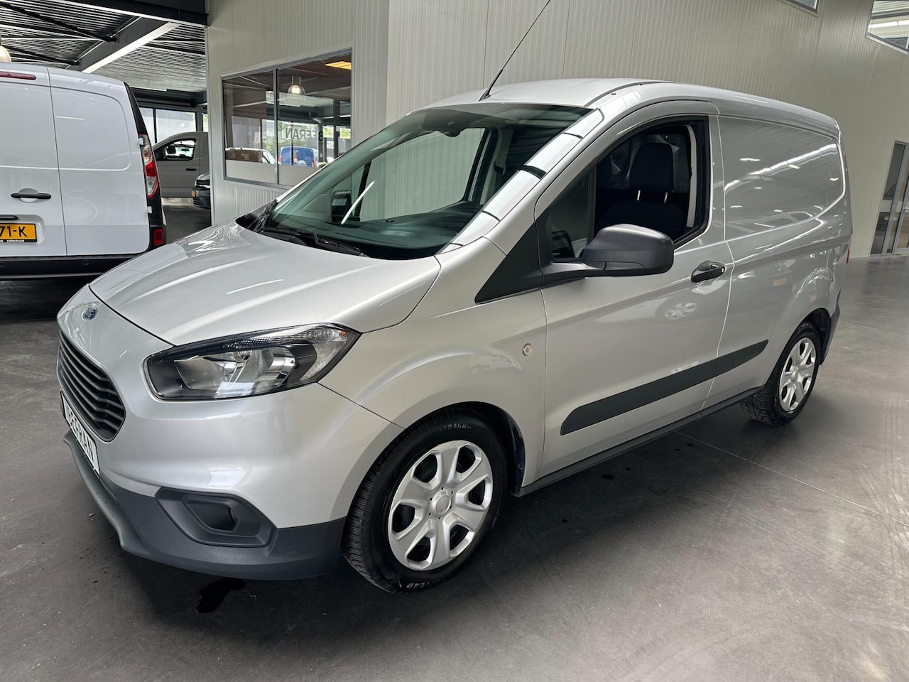 Ford Transit Courier - 1.5 TDCI 100 Pk/ Navigatie/ PDC - AutoWereld.nl