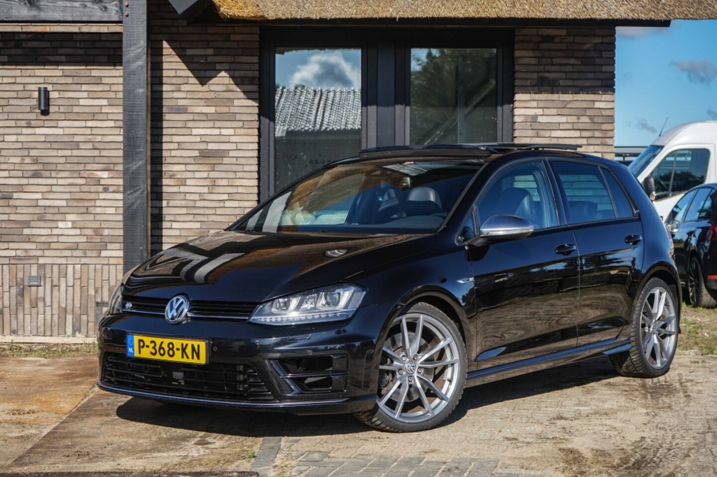 Volkswagen Golf - 7R R20 4Motion/Pano/DCC/R-CAM/Leder/300PK - AutoWereld.nl