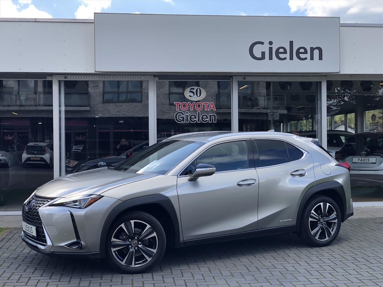 Lexus UX - 250h 184pk Preference Line | Dodehoekherkenning, Parkeersensoren, Keyless, 18 inch, CarPla - AutoWereld.nl