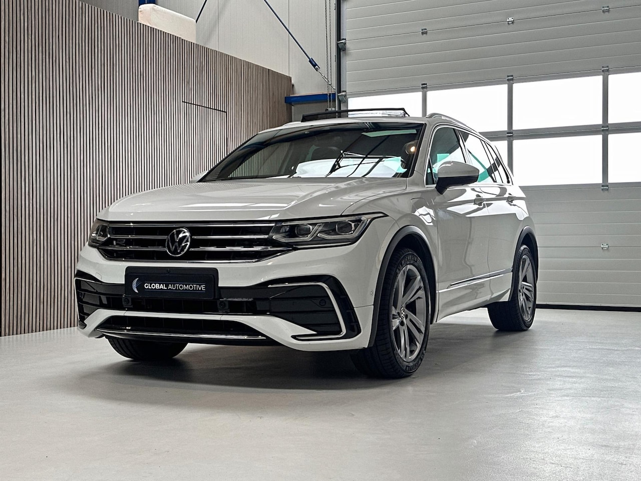 Volkswagen Tiguan - 1.4 TSI eHybrid R-Line - 245PK - SCHUIFDAK - LEER - IQ LIGHTS - 360graden Camera - AutoWereld.nl