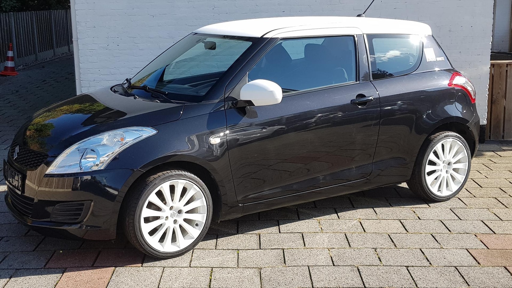 Suzuki Swift - 1.2 3drs black and white 17 inch multi media - AutoWereld.nl