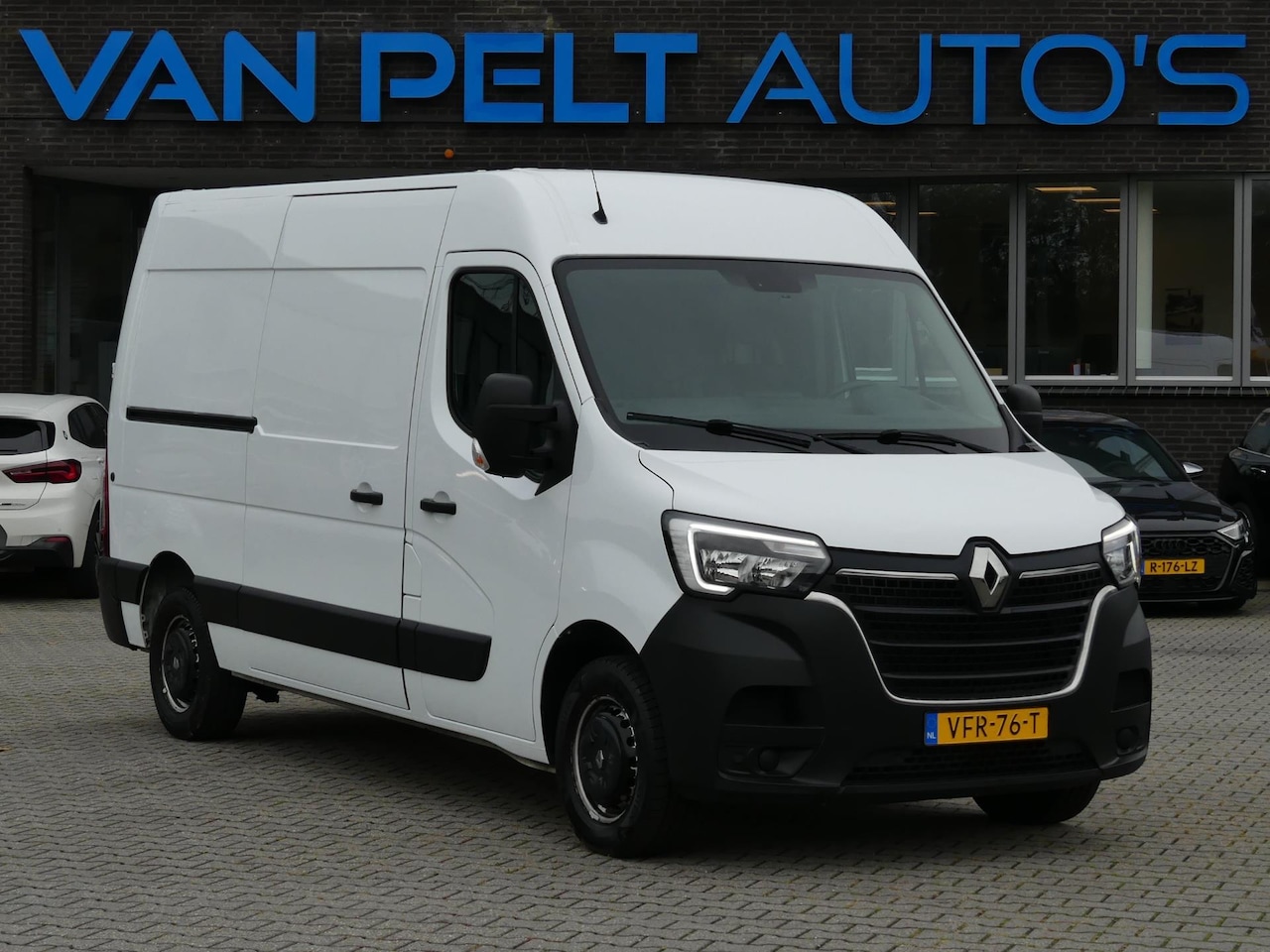 Renault Master - T35 2.3 dCi 135 L2H2 / Navi / Airco / Carplay - AutoWereld.nl