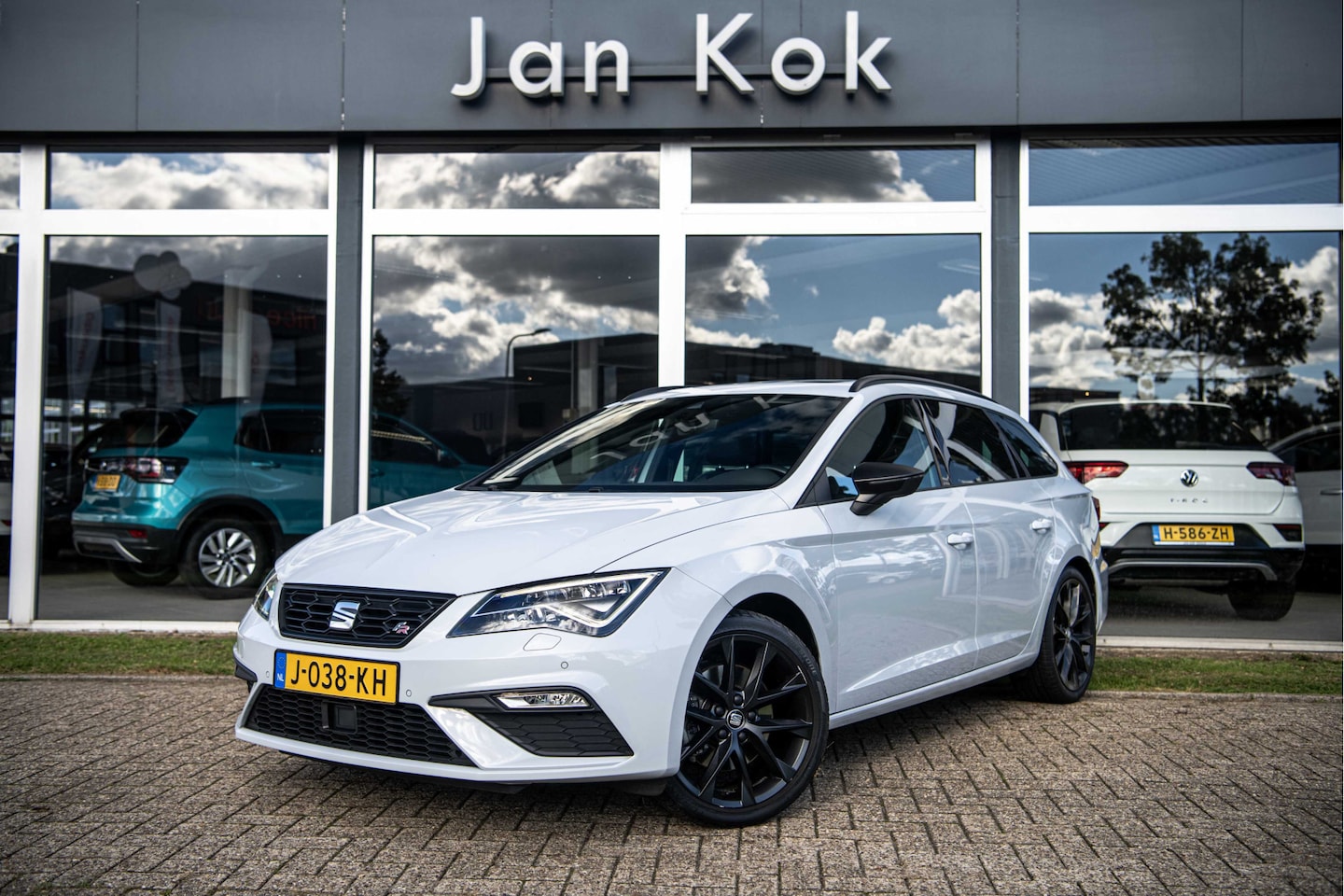 Seat Leon ST - 1.5 TSi 150 pk DSG-7 FR Ultimate Edition Black | Full LED | Panoramadak | Beats | Winter | - AutoWereld.nl