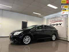 Toyota Avensis Wagon - 2.0 VVTi Business * Automaat / Navigatie / Camera / Trekhaak / NL Auto