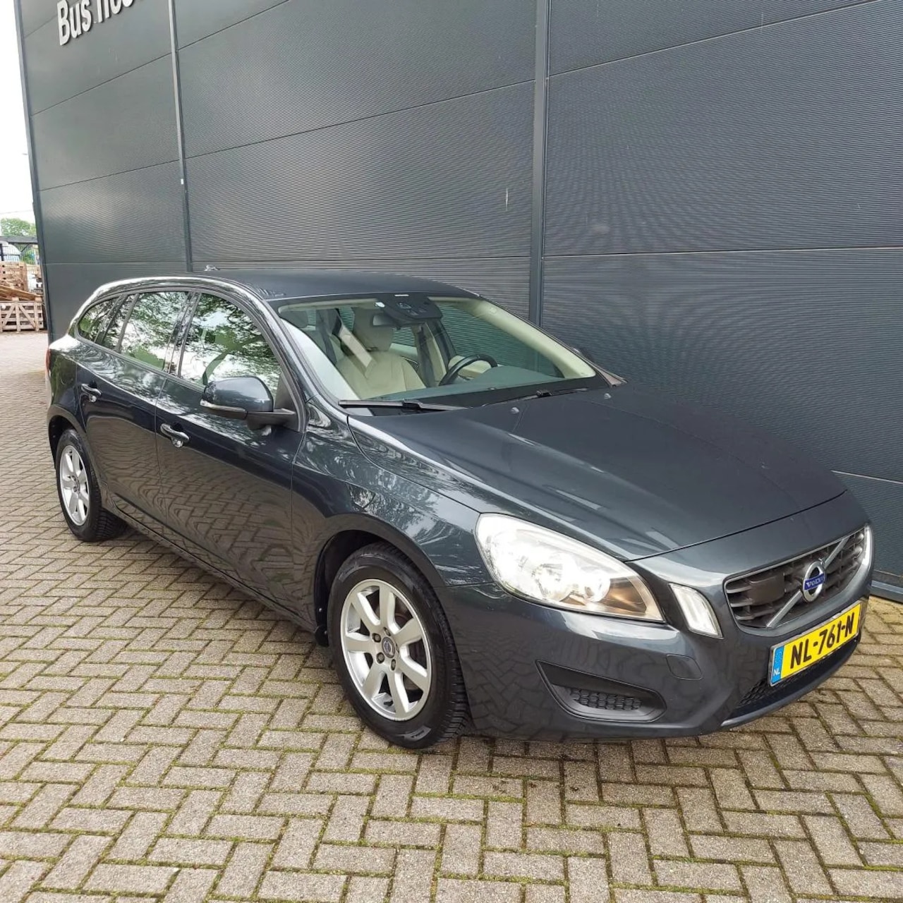 Volvo V60 - 1,6D2/automaat/navi/bluetoo/airco/cruise/onderhoud - AutoWereld.nl