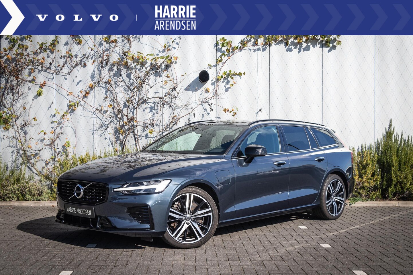 Volvo V60 - Recharge T6 AWD R-Design | Adaptieve Cruise Control | Harman Kardon audio | Parkeercamera - AutoWereld.nl