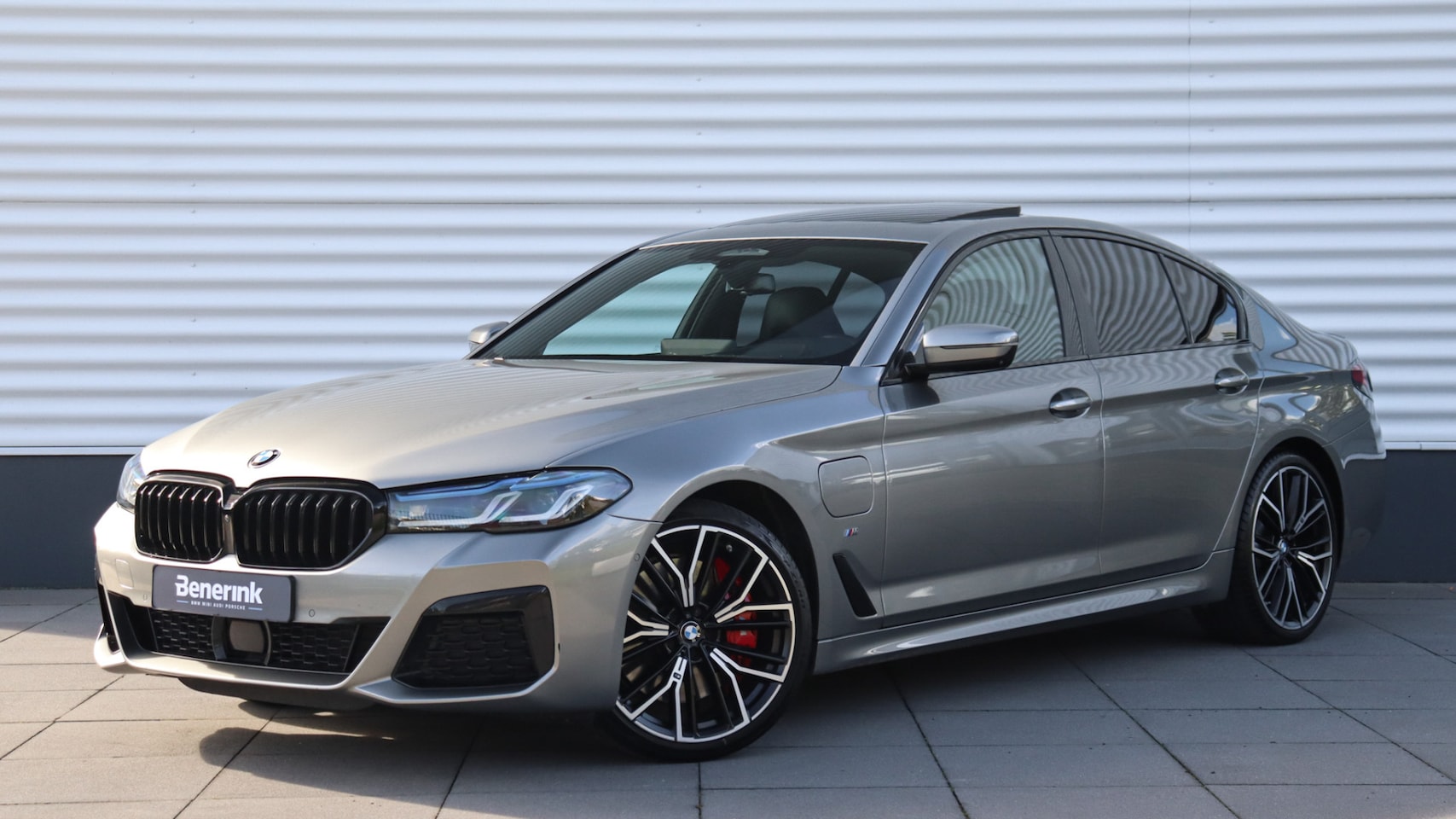 BMW 5-serie - 545e xDrive M-Sport | Harman/Kardon | Schuifdak | Head-up | Soft-Close | Laserlight | Trek - AutoWereld.nl