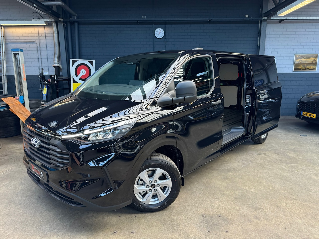 Ford Transit Custom - 320 2.0 TDCI L2H1 Trend 170pk Aut,ACC,Blis,Lane Assist,Camera A,Navi,Apple Carpl,Climate C - AutoWereld.nl