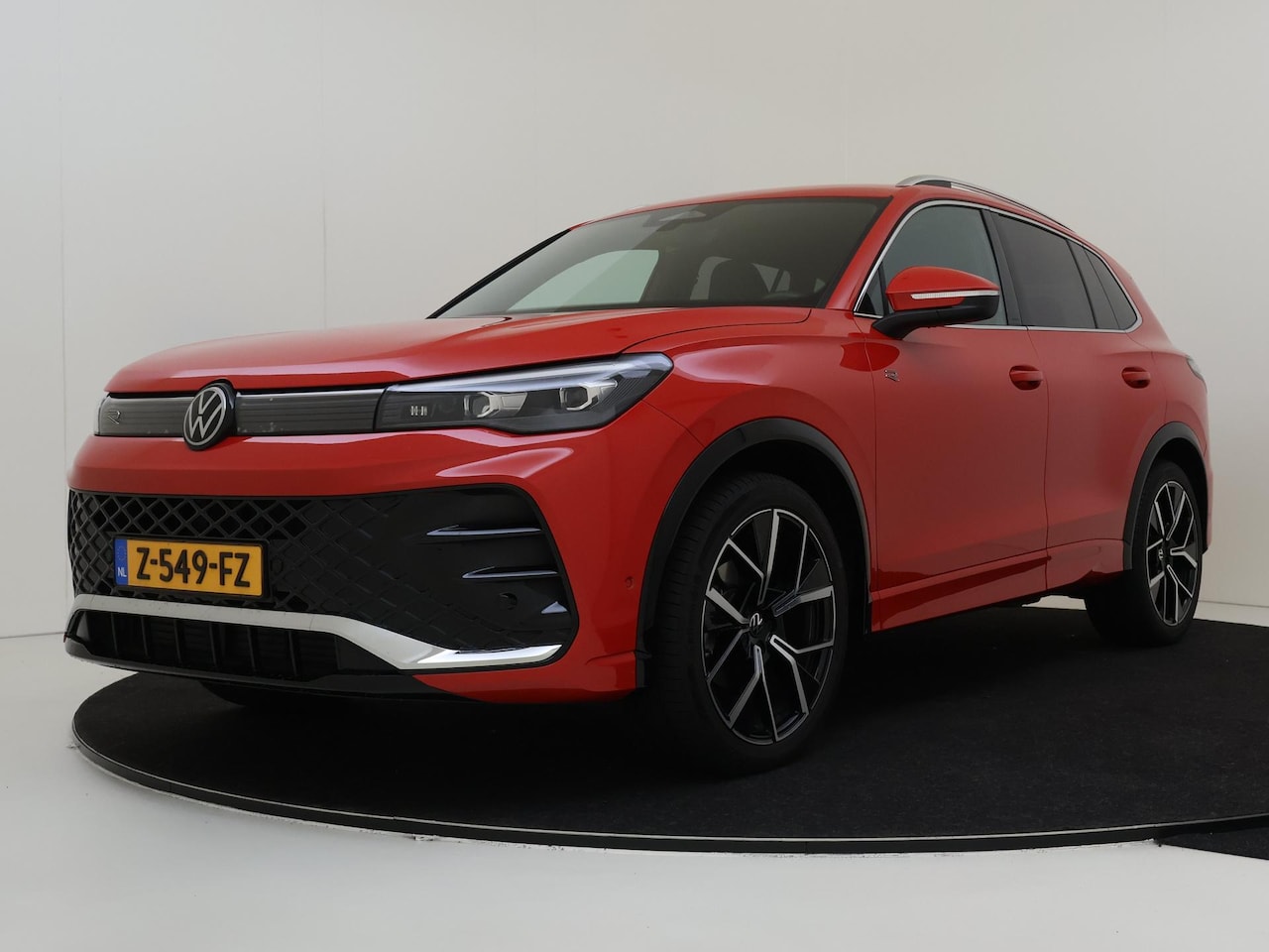 Volkswagen Tiguan - 1.5 TSI R-Line Business |20"LM velgen | Trekhaak | Stoelverwarming | LED Plus | Elektrisch - AutoWereld.nl