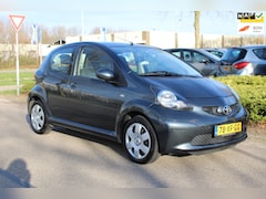 Toyota Aygo - 1.0-12V 5-DEURS AUTOMAAT PLUS-uitvoering/AIRCO/TREKHAAK/PARROT CARKIT/AUX/66.718 KM NAP/1e