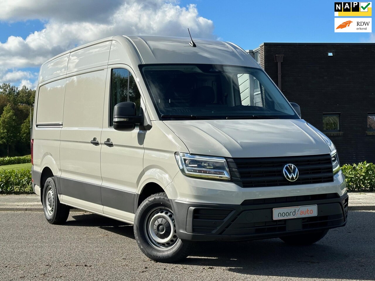 Volkswagen Crafter - 2.0 TDI L3H3 Nieuw | Facelift model 2025 | Digi cockpit | Cruise | ascot grey | - AutoWereld.nl