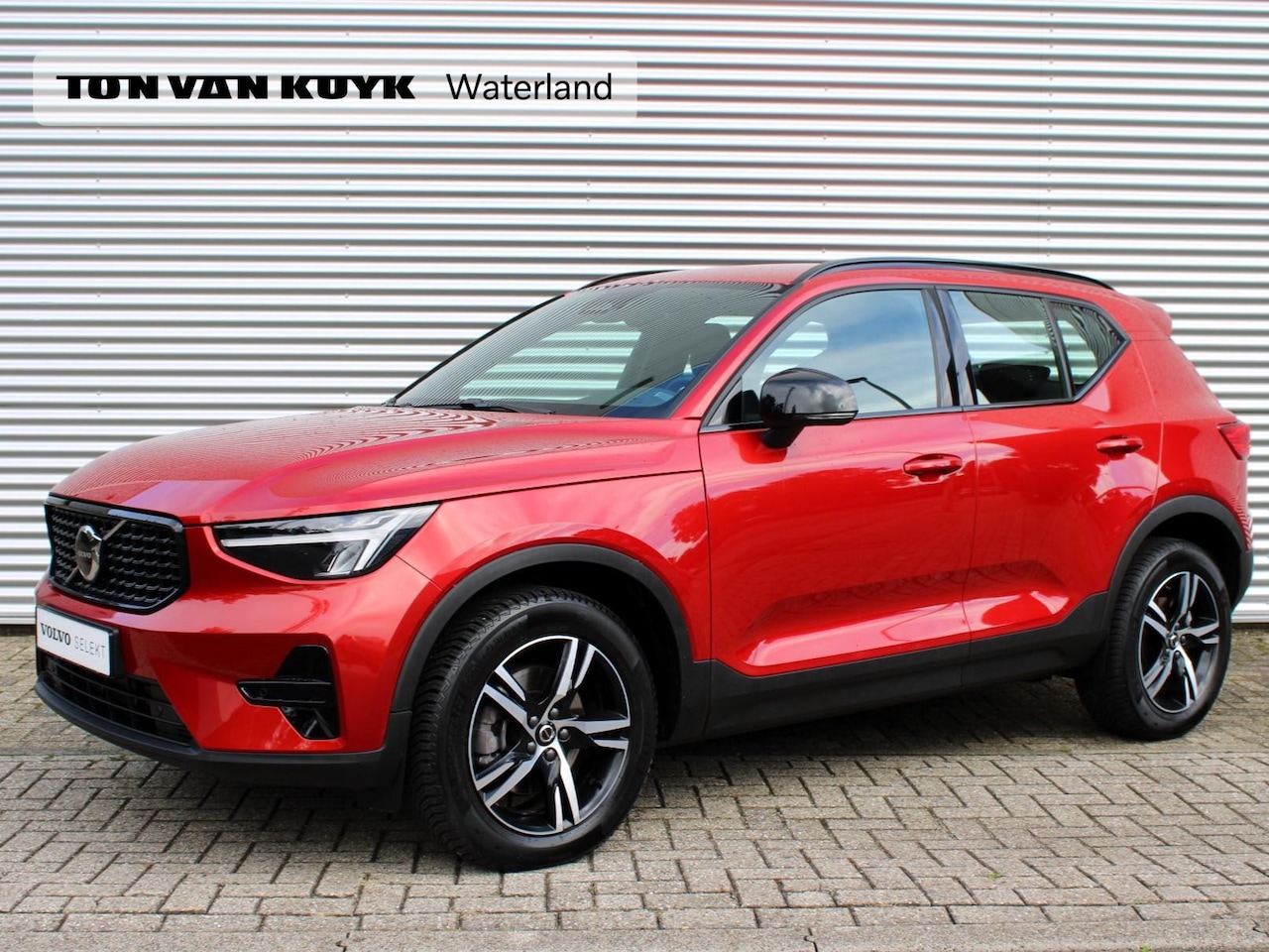 Volvo XC40 - 2.0 B4 Plus Dark Automaat / Trekhaak / Google Maps / All Season banden / Reservewiel / Ver - AutoWereld.nl