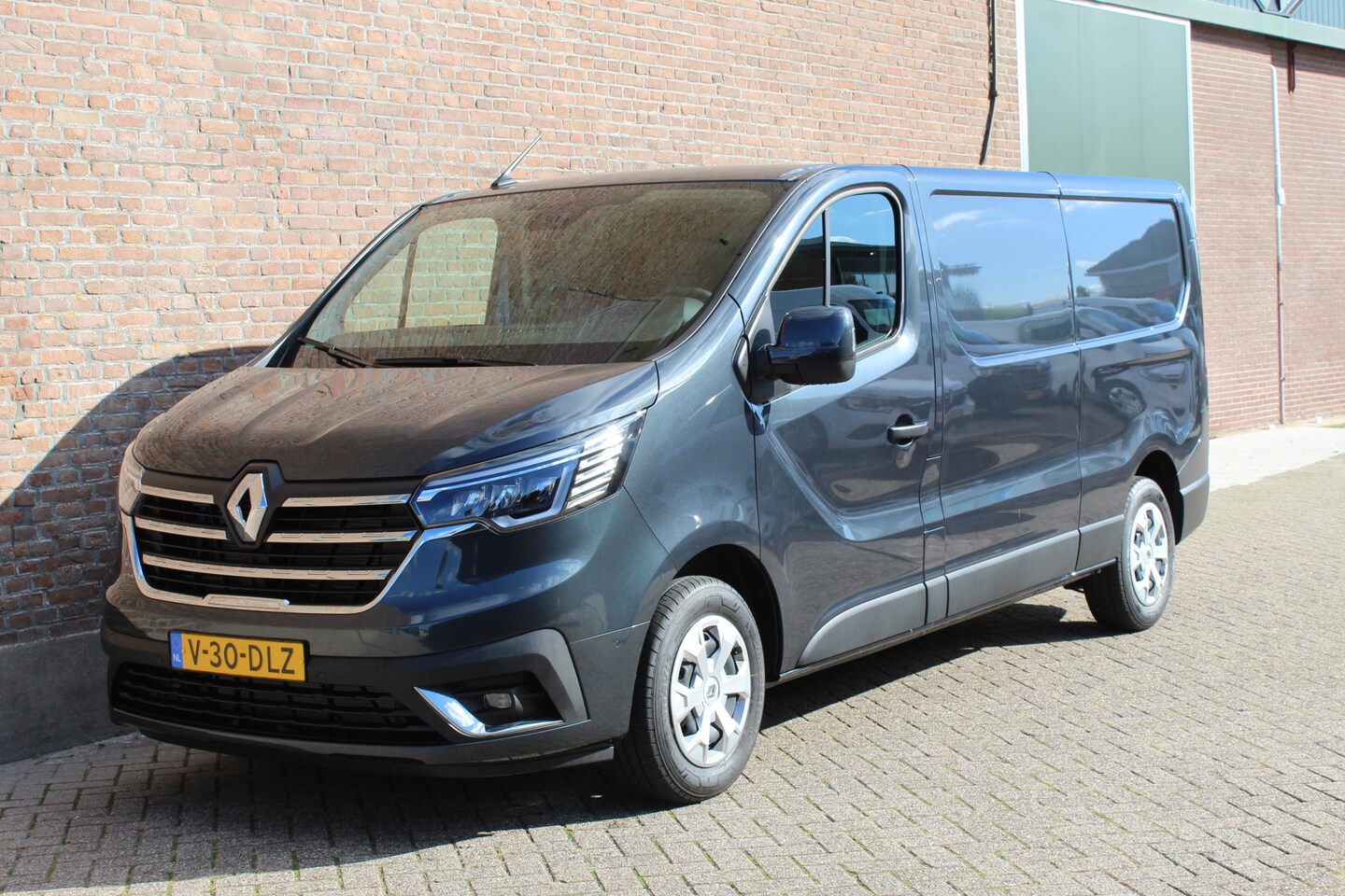 Renault Trafic - 2.0 dCi 130 T30 L2H1 Work Edition - Pack Parking - AutoWereld.nl