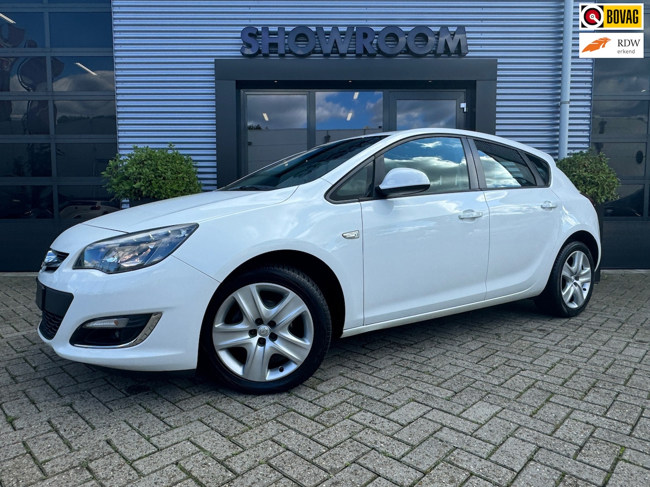 Opel Astra - 1.4 PDC|Cruisecontrol|Stoelverwarming|17 inch velgen - AutoWereld.nl