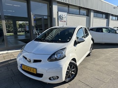 Toyota Aygo - 1.0-12V Dynamic Navigator | Airco | Navigatie | Centrale deurvergrendeling | Elektr. ramen