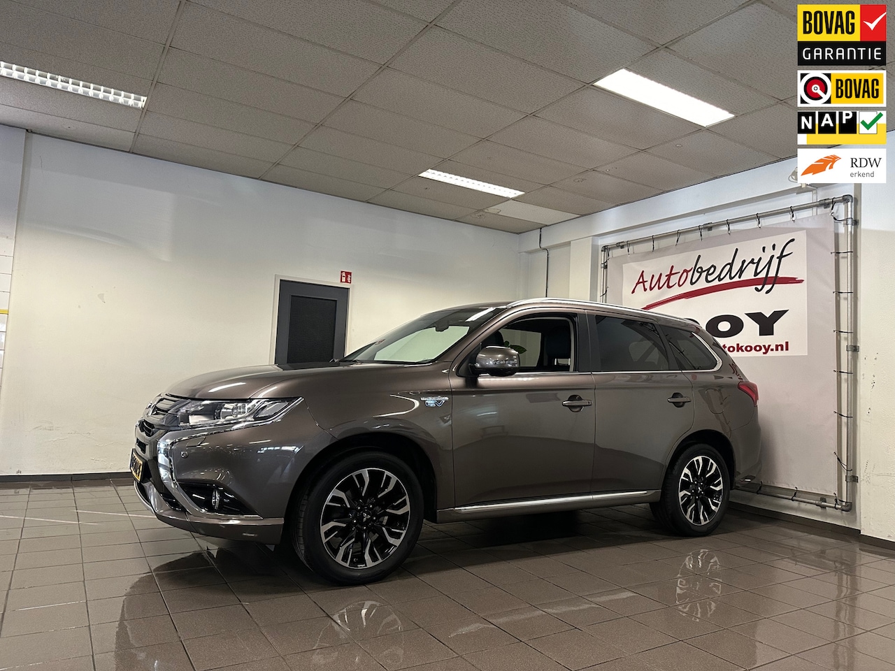 Mitsubishi Outlander - 2.0 PHEV Executive Edition * Dealer onderhouden / Camera / Navigatie / NL Auto * - AutoWereld.nl