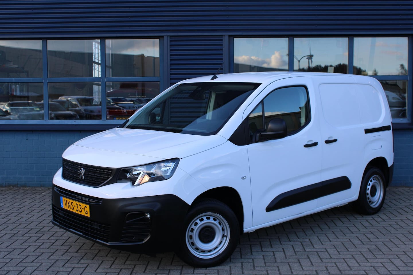 Peugeot Partner - 1.5 100 PK | 3-ZITS | 2X SCHUIFDEUR | TREKHAAK - AutoWereld.nl