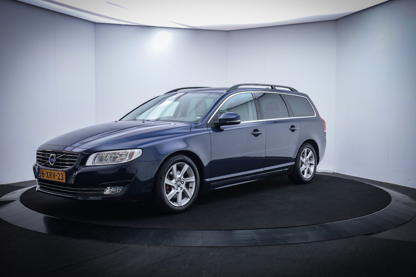 Volvo V70 - 1.6 D2 Momentum LEDER/NAVI/CLIMA/STOELVERW./AFN TREKHAAK/BLUETOOTH/PDC/LMV - AutoWereld.nl