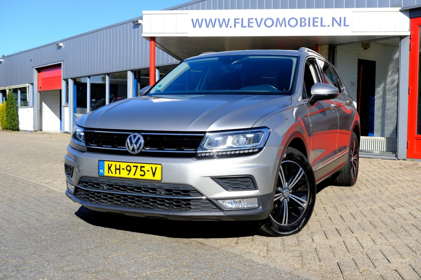 Volkswagen Tiguan - 2.0 TSI 180pk 4Motion Highline Aut. Pano|Adapt.Cruise|Navi|Virt. Display - AutoWereld.nl