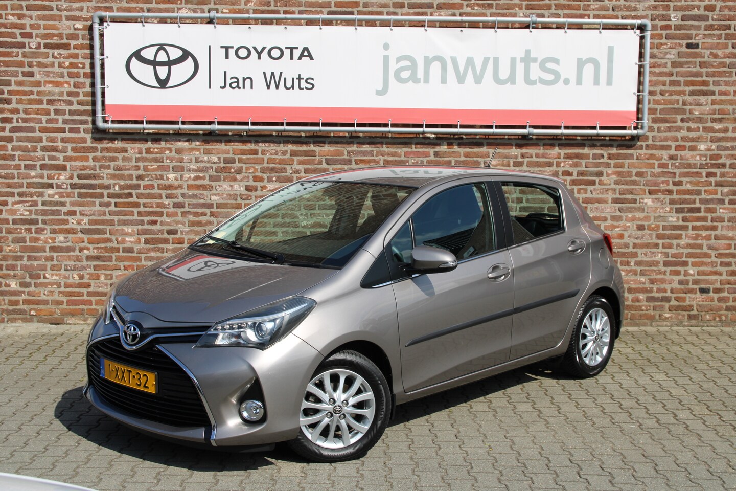 Toyota Yaris - 1.3 VVT-i Lounge + trekhaak - AutoWereld.nl