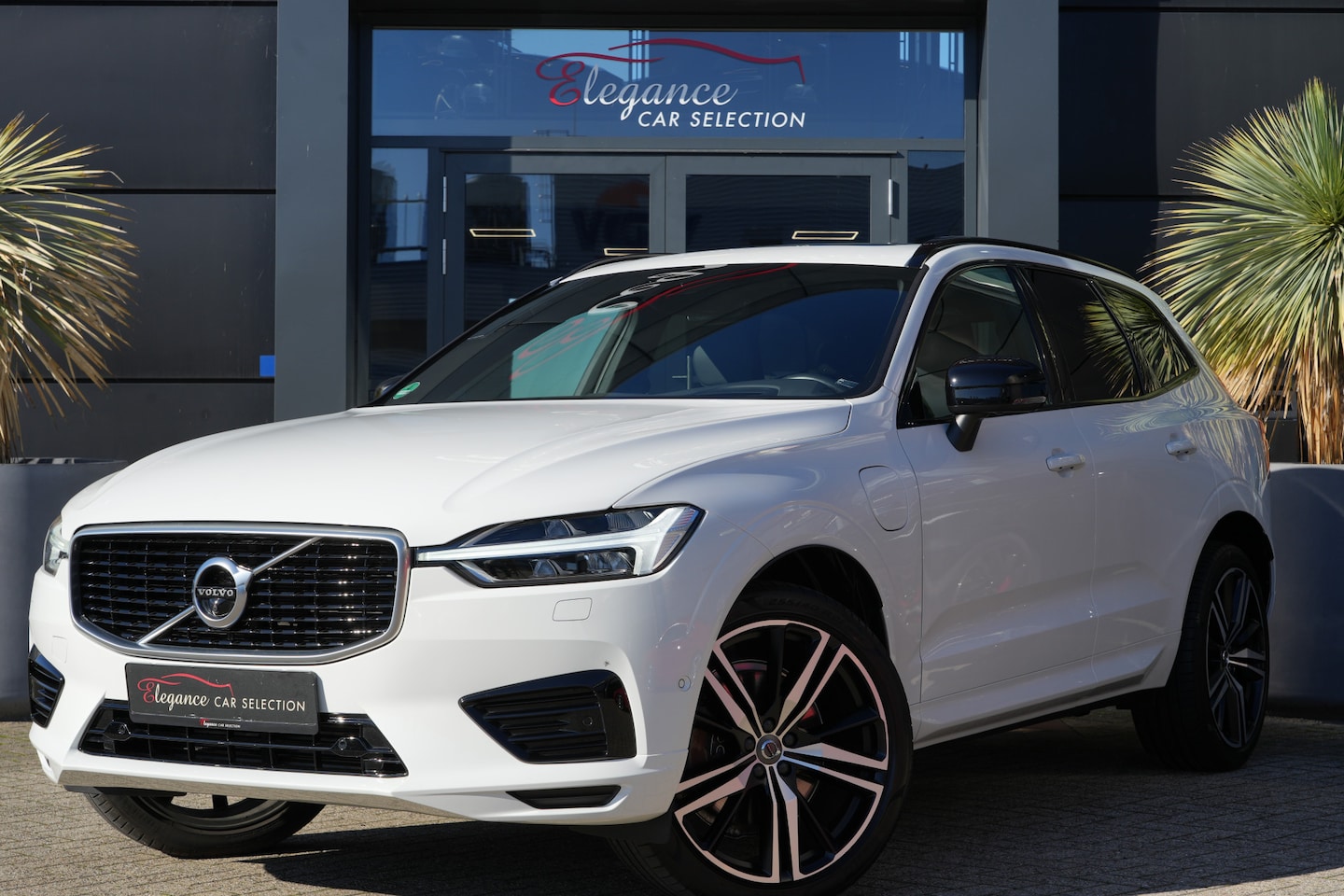 Volvo XC60 - 2.0 T8 Twin Engine AWD R-Design 392pk Panoramadak/Stoelverwarming/360Camera - AutoWereld.nl