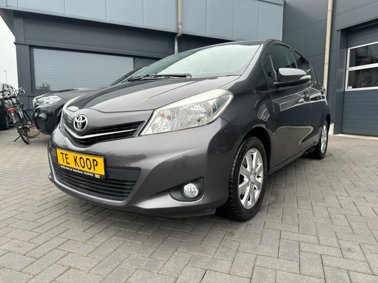 Toyota Yaris - 1.0 VVT-i Comfort Grijs, 5drs, airco - AutoWereld.nl