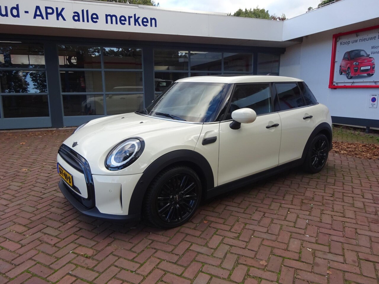 MINI One - 1.5 Classic Trim Plus Turbo 5drs Automaat/Panoramadak /Navi./Leder Sport int./17"LMV/A.R C - AutoWereld.nl