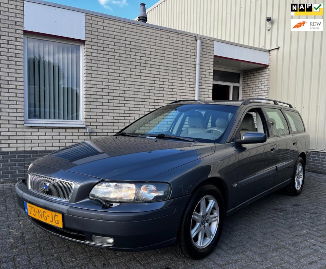 Volvo V70 - 2.5 T Comfort Line Nieuw APK Youngtimer - AutoWereld.nl