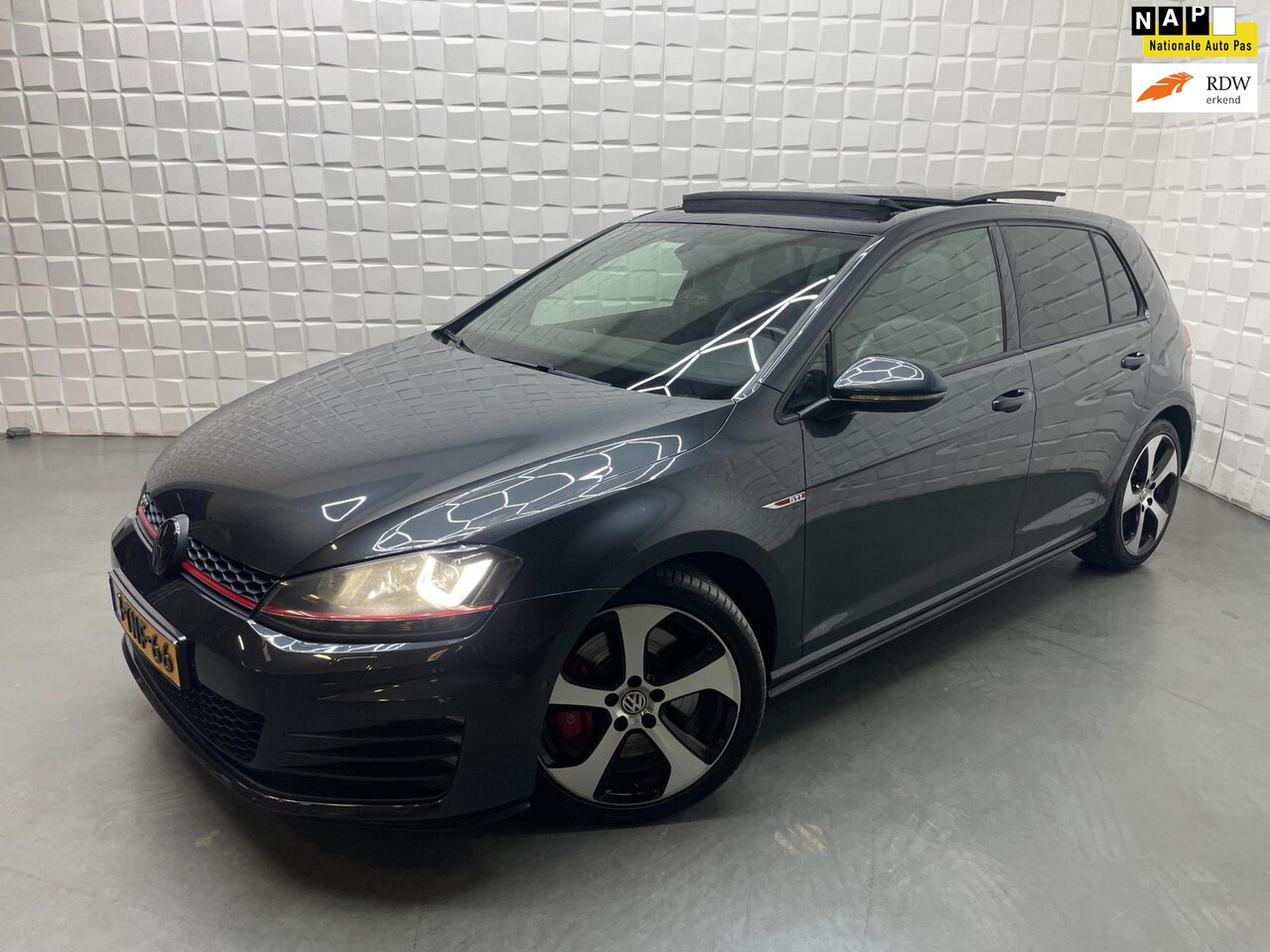 Volkswagen Golf - 2.0 TSI GTI Performance PANO LEER PDC NAP - AutoWereld.nl