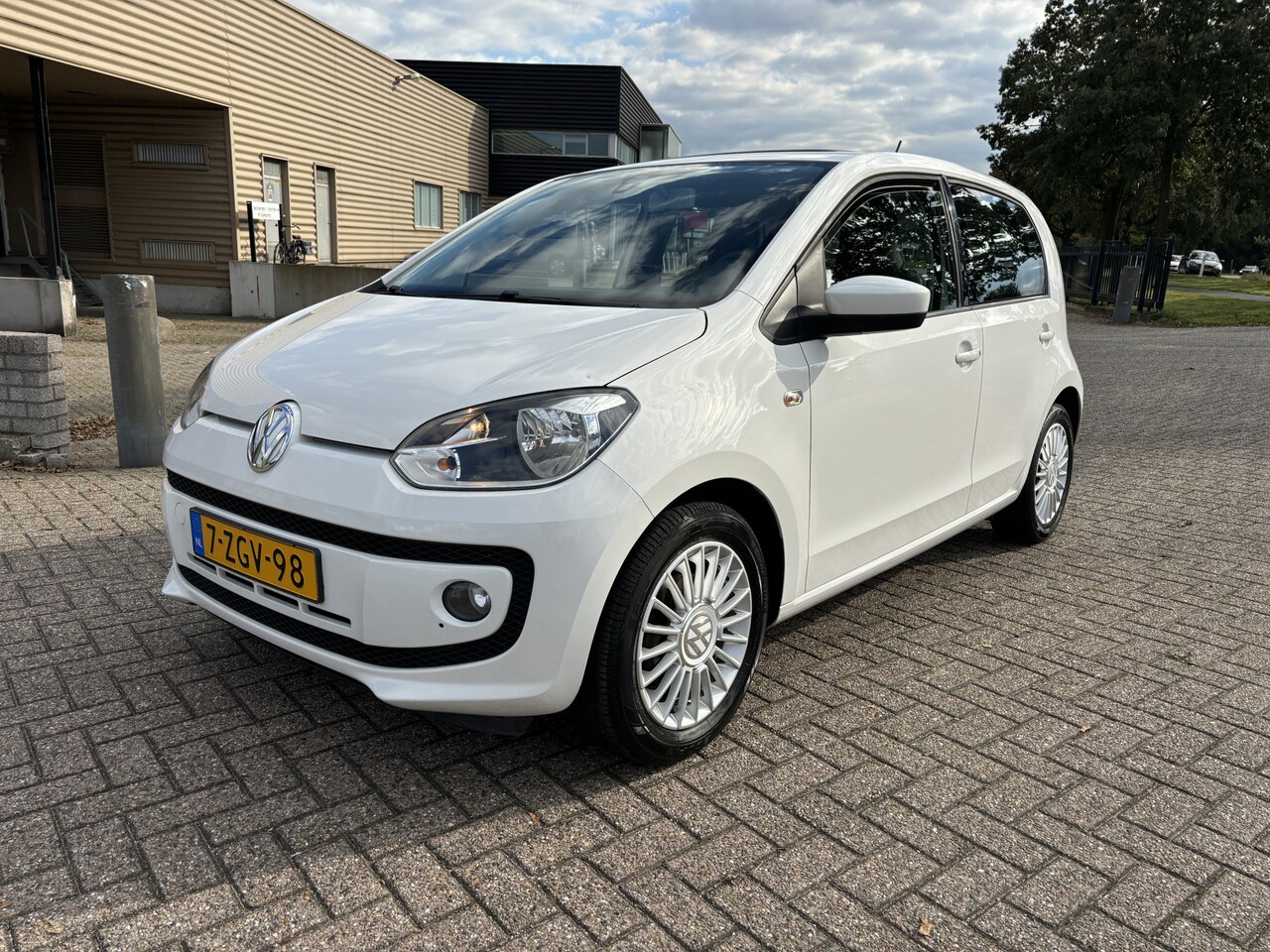 Volkswagen Up! - 1.0 high up! BlueMotion [ navi,airco,lmv,pdc,schuifdak ] - AutoWereld.nl