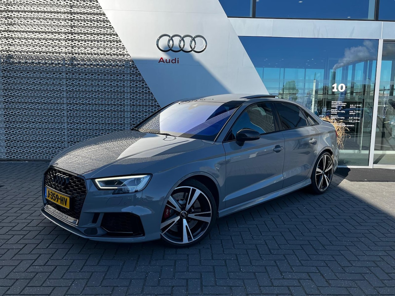 Audi A3 Limousine - RS3 | 400 pk | Nardo Grijs | Dealer onderhouden | Panoramadak | Supersport stoelen - AutoWereld.nl